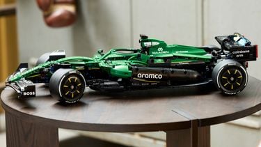 LEGO lanceert 42240 Aston Martin Aramco AMR25