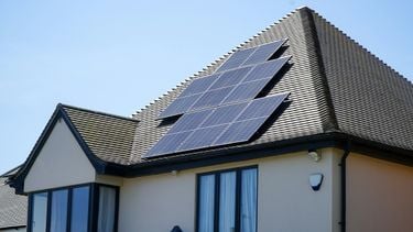 Zoveel geld verdien je in 10 jaar met een zonnepaneel met stekker
