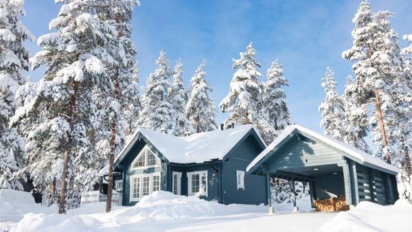 finland deal winterreis 945 euro totaalpakket sneeuwscooter husky ijsvissen sauna