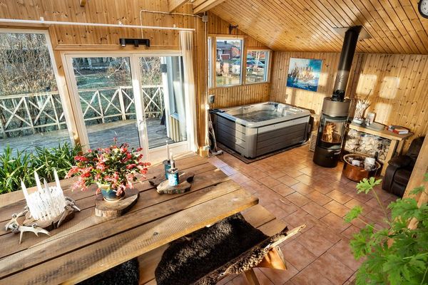 villa zweden jacuzzi mancave wijnkelder (2)