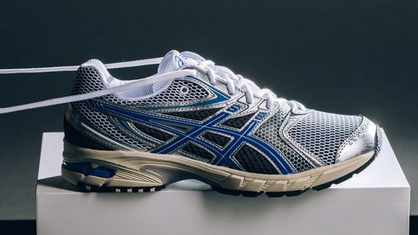 Asics dropt de perfecte dad-sneakers voor €120 met de GEL-DS 14