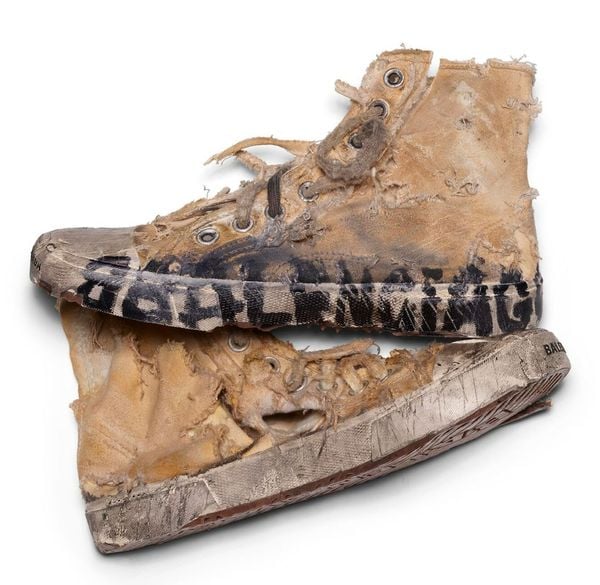 extreem beschadigde sneakers, paris top full destroyed, limited edition, balenciaga, duur, extreme prijs