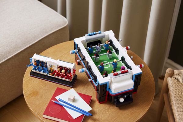 LEGO Ideas 21337 Foosball Table, voetbaltafel, korting, minifiguren, voetbal, minifiguren