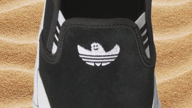 Adidas dropt slip-on sneakers van €80 in een heerlijke surfstijl