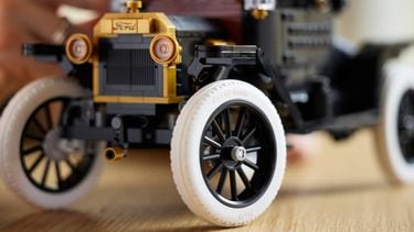 LEGO lanceert eerste betaalbare auto ooit als prachtige 18+ set