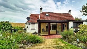 Funda-parel van €195.000 ligt vrijstaand aan zee in Natura 2000