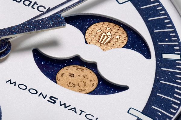 Swatch en Omega hebben namelijk de Mission to Earthphase Moonshine Gold
