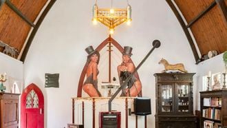 Funda-kerk à €400.000 is gerenoveerd tot Moeder Aller Mancaves