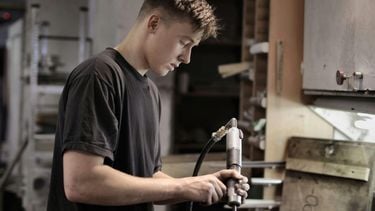 techniek sector tekort personeel tekenbonus zij-instromers baan zonder ervaring arbeidsmarkt salaris