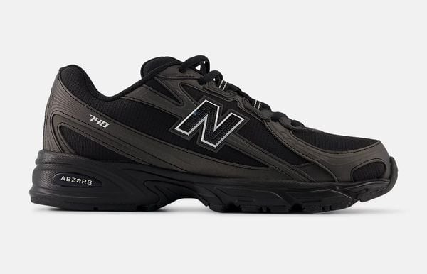 new balance 740 zwarte dad shoes 120 euro rave sneakers wit logo