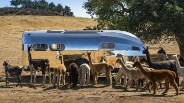 Bowlus Volterra, elektrische caravan, ev auto opladen, zilver, alpaca