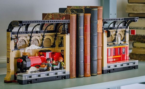 LEGO Harry Potter 76450 Book Nook- Hogwarts Express 12
