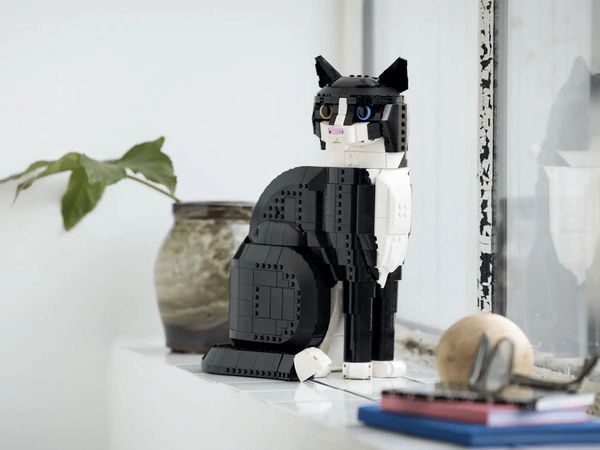 LEGO Ideas 21349 Tuxedo Cat 2