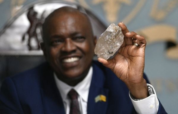 Mokgweetsi Masisi presenteer gevonden diamant in Botswana