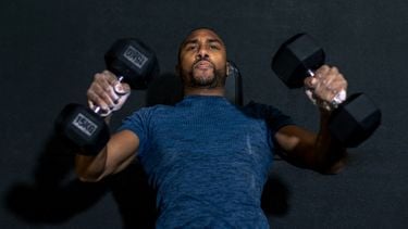 Deze dumbbell-supersets zijn perfect voor symmetrische spiergroei