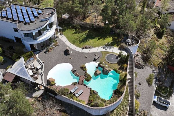 villa zweden james bond miljonair woning zwembad