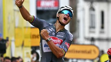 ✅ Mathieu van der Poel schittert in het geel met een peperduur Richard Mille-horloge. Zoveel Touretappes moet je winnen om het te kunnen betalen.