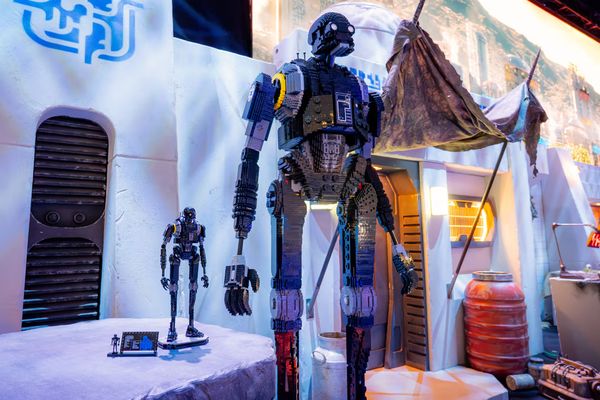 Star Wars LEGO Lifesize K2SO (1)