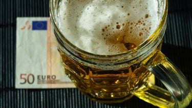 Zoveel geeft de werkende Nederlander per maand uit in de horeca
