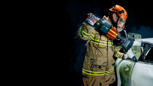 brandweer duurste gereedschap hydraulische schaar ram spreider criminelen plofkraak