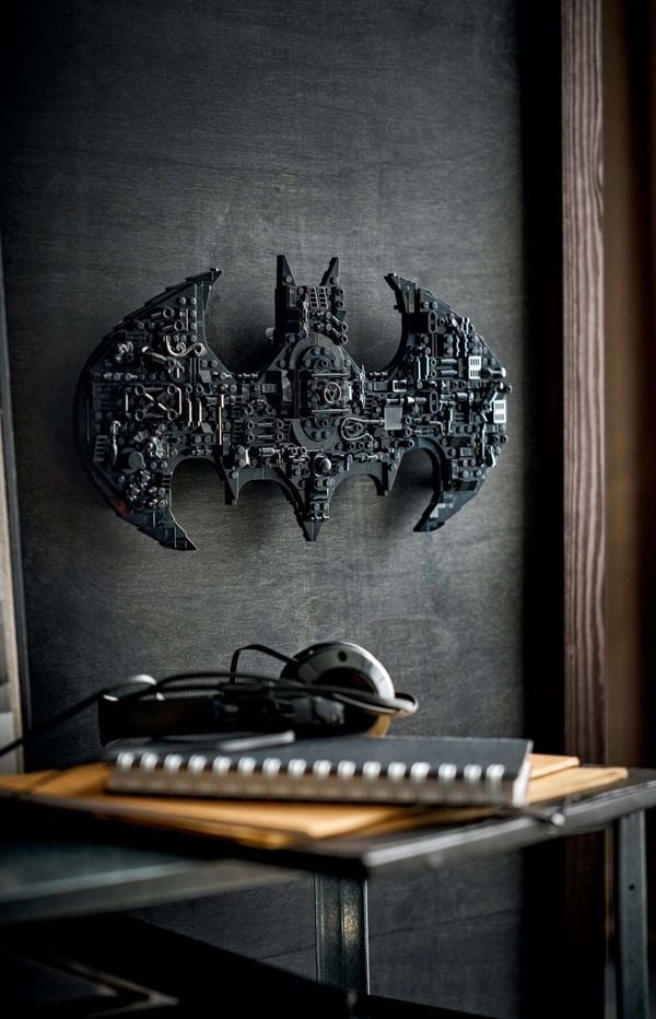 LEGO DC 76330 Batman Logo 33