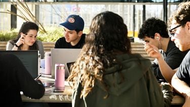 Dit verdient Nederland per internationale student, tot ver na diploma