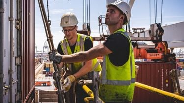 Het salaris als sjorder, het zware werk in haven dat meer verdient