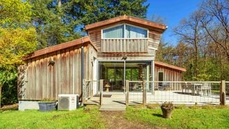 Deze houten Funda-parel van €495.000 heeft 4.365 m² privé-natuur