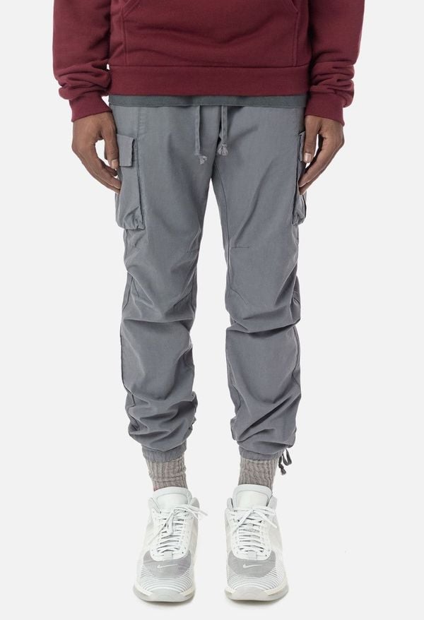 cargo pants, john elliot, trend, stijlvolle, broek met zakken aan de zijkant