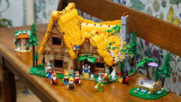 LEGO-Disney-43242-Snow-White-and-the-Seven-Dwarfs-Cottage-featured-1-1024x576