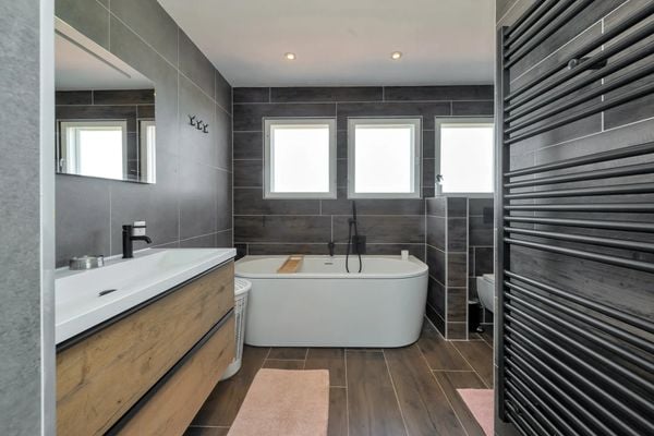 Funda-parel mét B&B op eiland nu voor €100K onder de vraagprijs badkamer