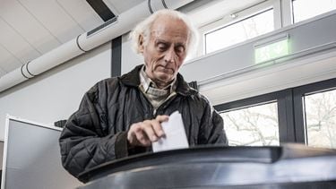 Zo oud is de gemiddelde kiezer in 2025, en dat is slecht nieuws