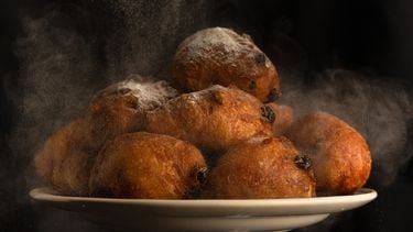 Zo lang moet je lopen voor de calorieën van één oliebol en bubbels