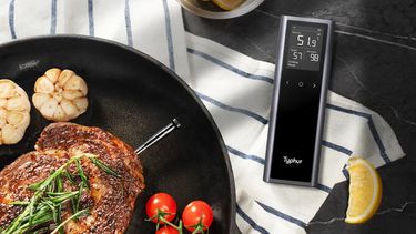 Met de Typhur Sync One garen topchefs hun vlees perfect. Nu scoor je deze draadloze vleesthermometer zelf voor een extra malse prijs.