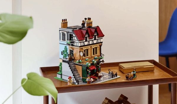 LEGO Icons 10350 Tudor Corner 2