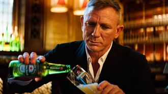 James Bond steekt de draak met uitstel No Time to Die in nieuwe reclame
