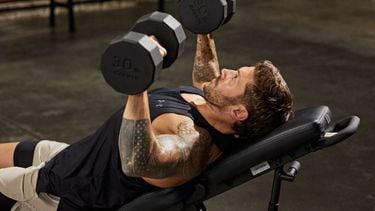 Zo train je een brede borst op drie manieren zonder bankdrukken