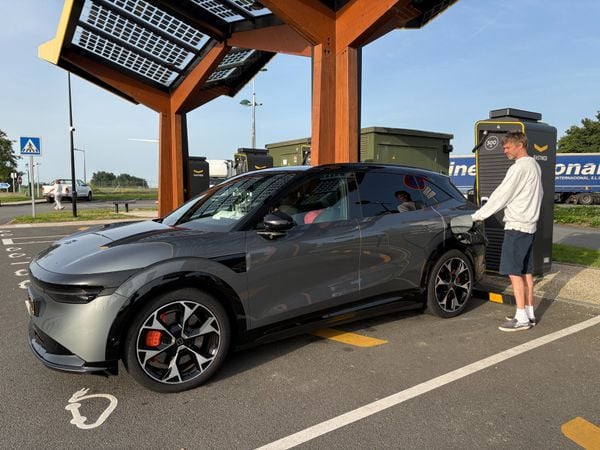review zeekr 7x privilege vakantie gezinsauto elektrische auto snel laden laadpaal
