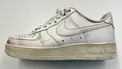 Nike's vuile Air Force 1-sneakers worden schoner door lopen