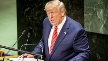 Dit kost het pak van Donald Trump, dat james Bond ook draagt