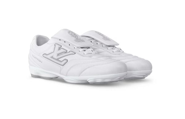 lv-footprint-soccer-sneakers louis vuitton voetbalschoenen zonder noppen wit 990 euro
