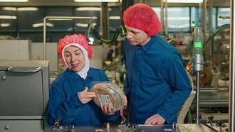 Het vette salaris aan de lopende band van dé pannenkoekenfabriek