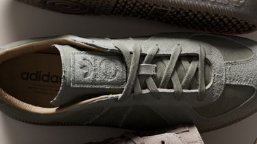 Adidas dropt 70's legerschoen als minimalistische retro-sneakers