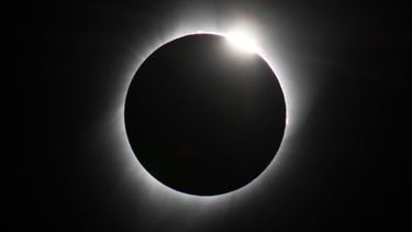 Dit gebeurt écht als je zonder eclipsbril de zonsverduistering bekijkt