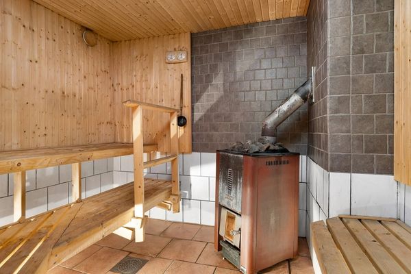 villa zweden jacuzzi mancave wijnkelder (9)
