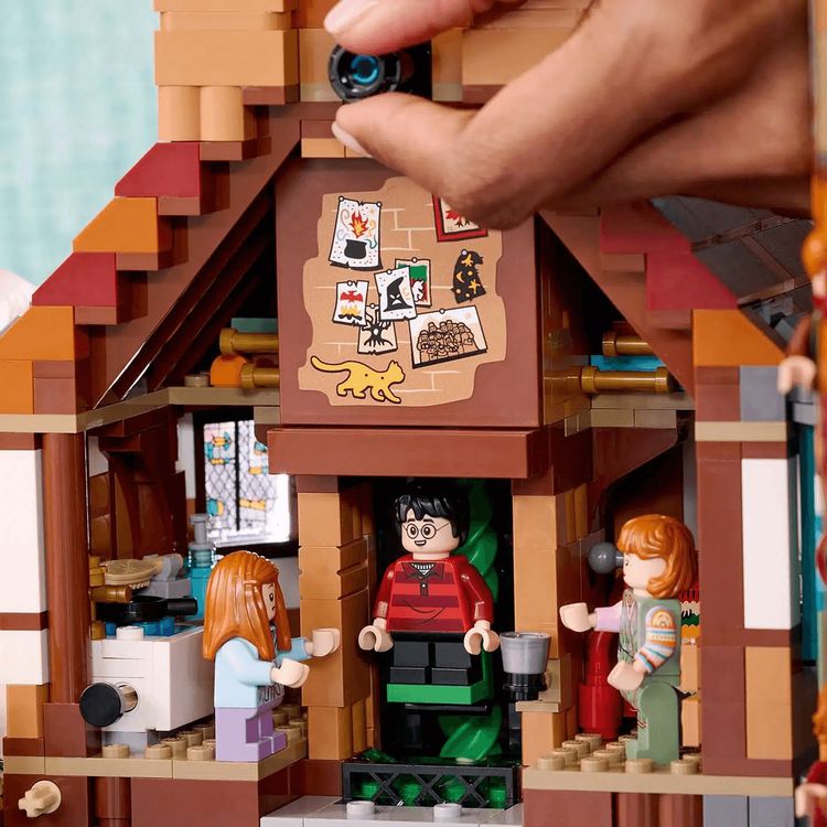 LEGO Harry Potter 76437 The Burrow 2