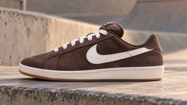 Nike mixt tennis en skateboarden in no-nonsense sneakers à €95