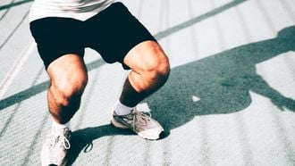 Zo verhelp je krakende knieën bij squats en traplopen