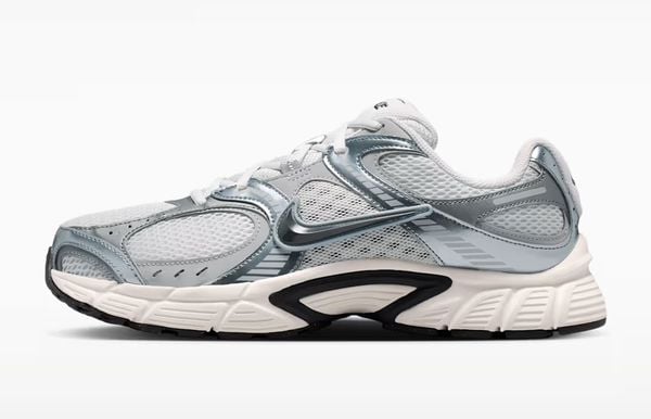 Nike V5 RNR budget dad sneakers 89 euro wit metallic zilver