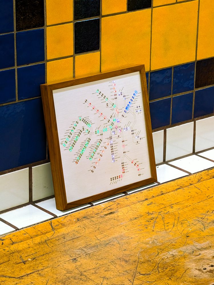 Vergeet Ikea-posters: deze levende kunst haalt het OV in huis metroboard